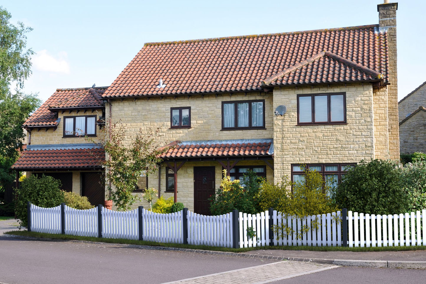Vorgartenzaun Bogen unten mit Pfosten anthrazit vor gelbem Haus