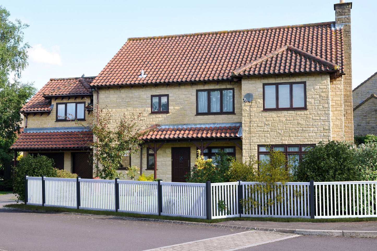 Railingzaun weiß mit 35er Latte und Pfosten anthrazit vor gelbem Haus