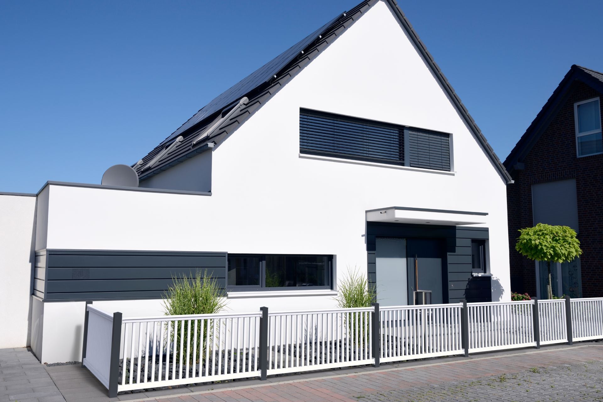 Railingzaun weiß mit 35er Latte und Pfosten anthrazit vor weißem Haus