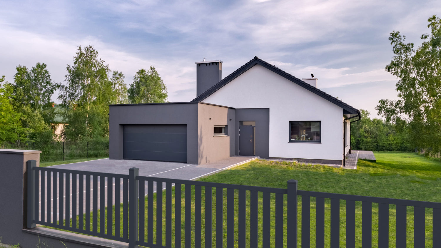 Vorgartenzaun Aluminium vor Haus mit Garage