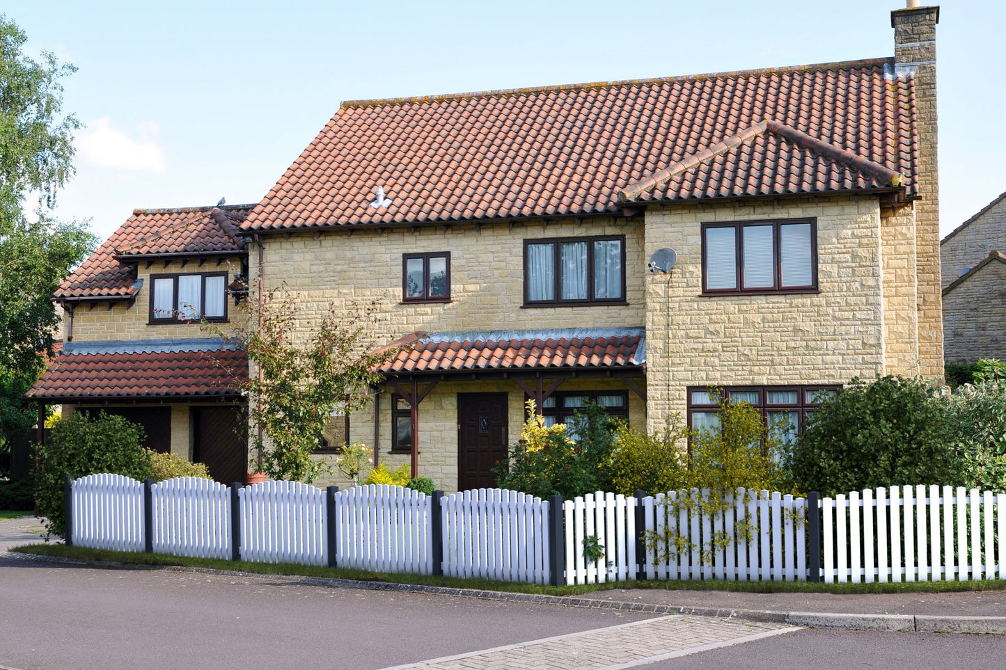 Vorgartenzaun Bogen oben mit Pfosten anthrazit vor gelbem Haus