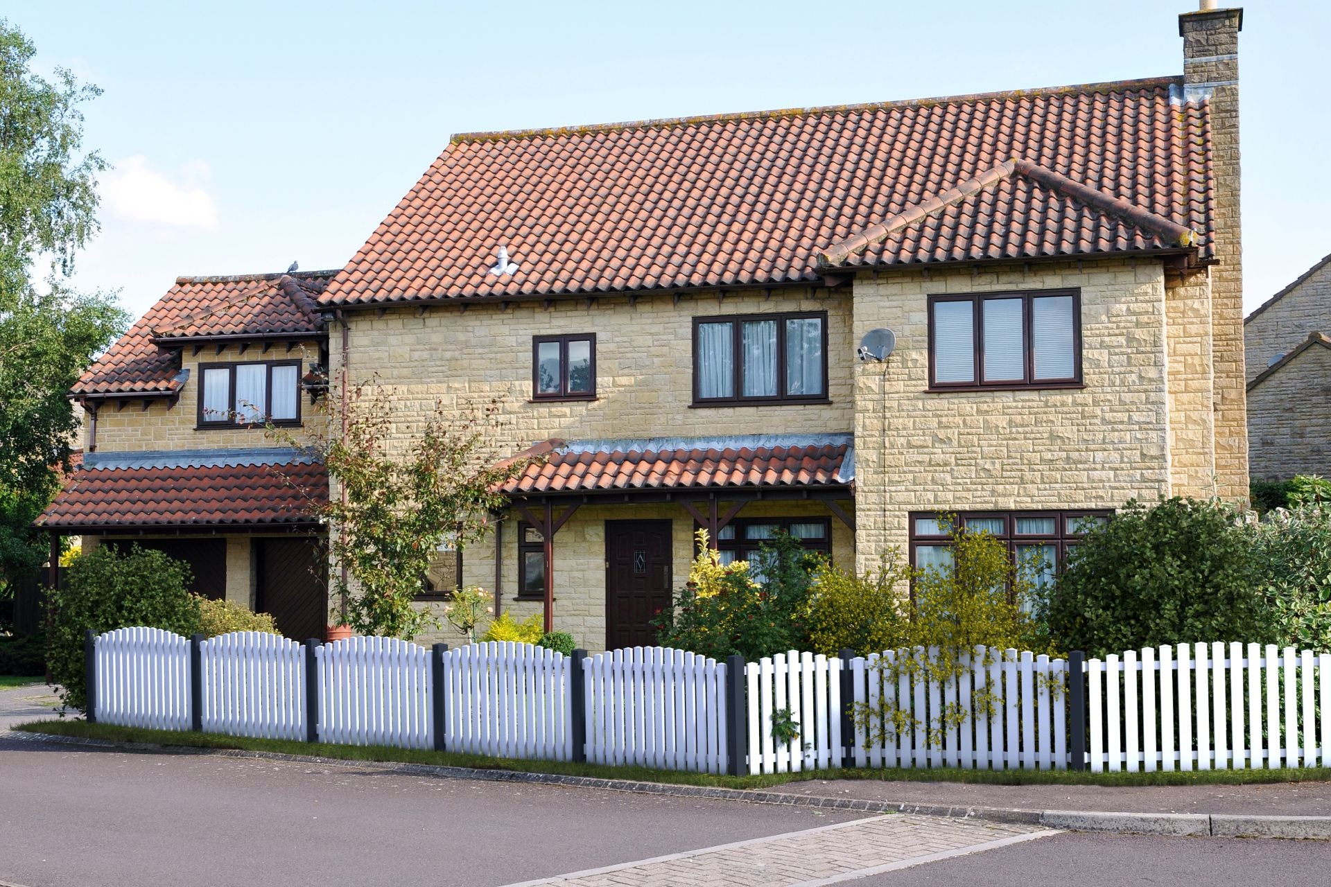 Vorgartenzaun Bogen oben mit Pfosten anthrazit vor gelbem Haus