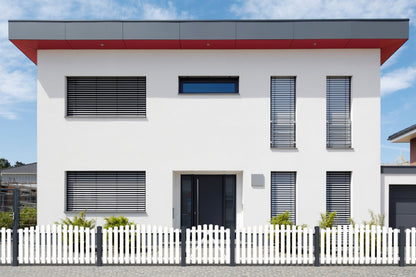 Vorgartenzaun Bogen oben mit Pfosten anthrazit vor weißem Haus fromtal