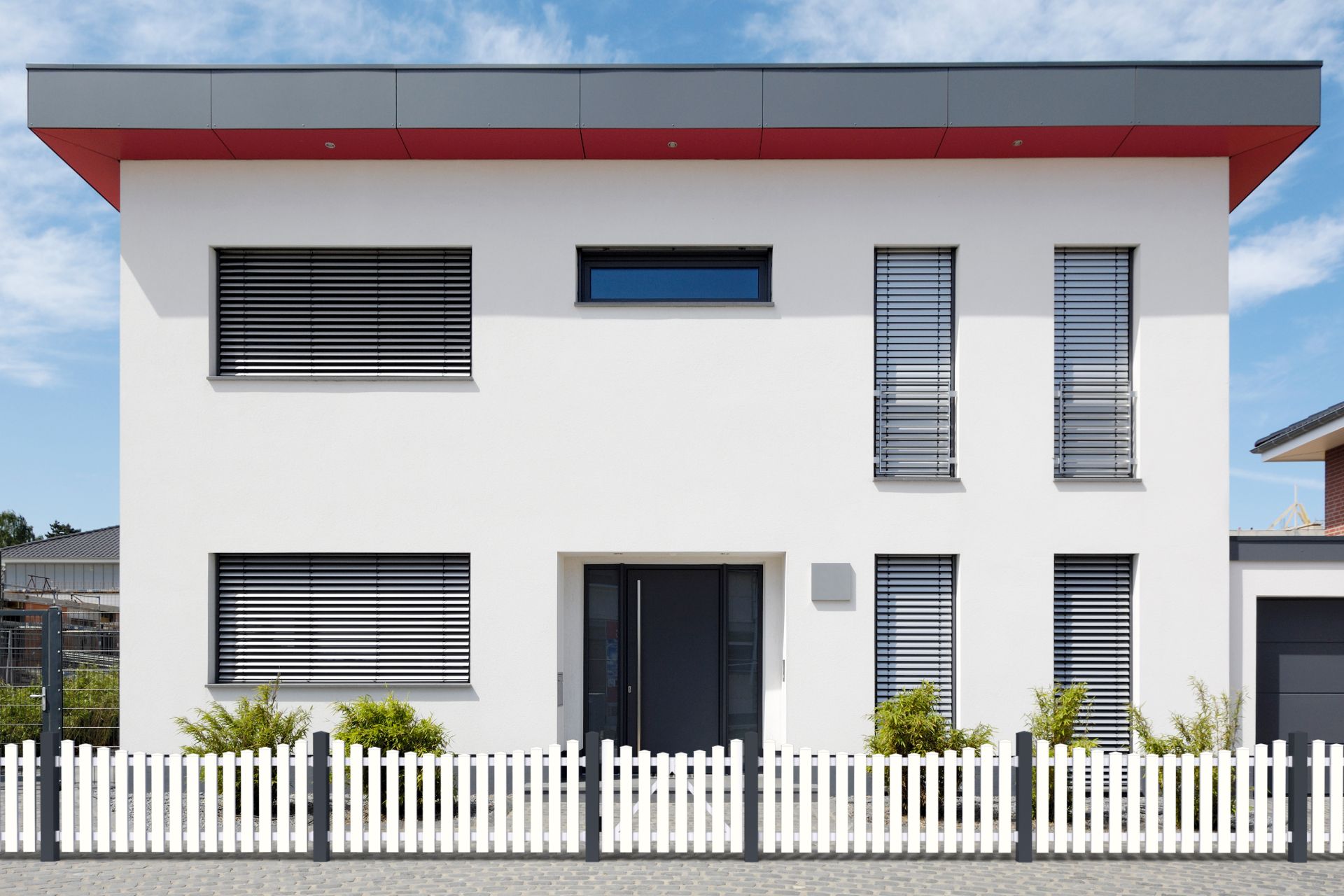 Vorgartenzaun Bogen unten mit Pfosten anthrazit vor weißem Haus fromtal