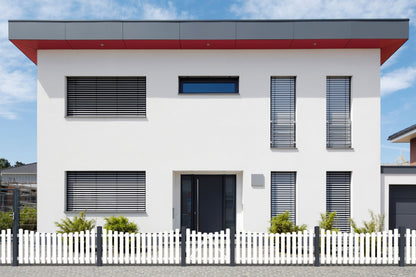 Vorgartenzaun Bogen unten mit Pfosten anthrazit vor weißem Haus fromtal