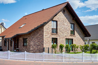 Vorgartenzaun Bogen unten mit Pfosten anthrazit vor Haus mit Backsteinfassade