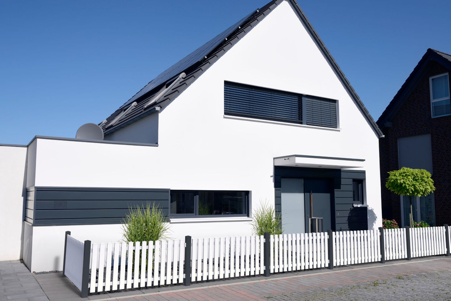 Vorgartenzaun gerade mit Pfosten anthrazit vor weißem Haus