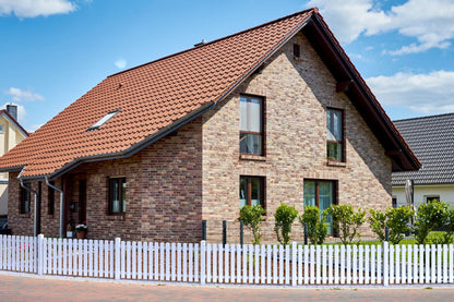 Vorgartenzaun gerade mit Pfosten anthrazit vor Haus mit Backsteinfassade