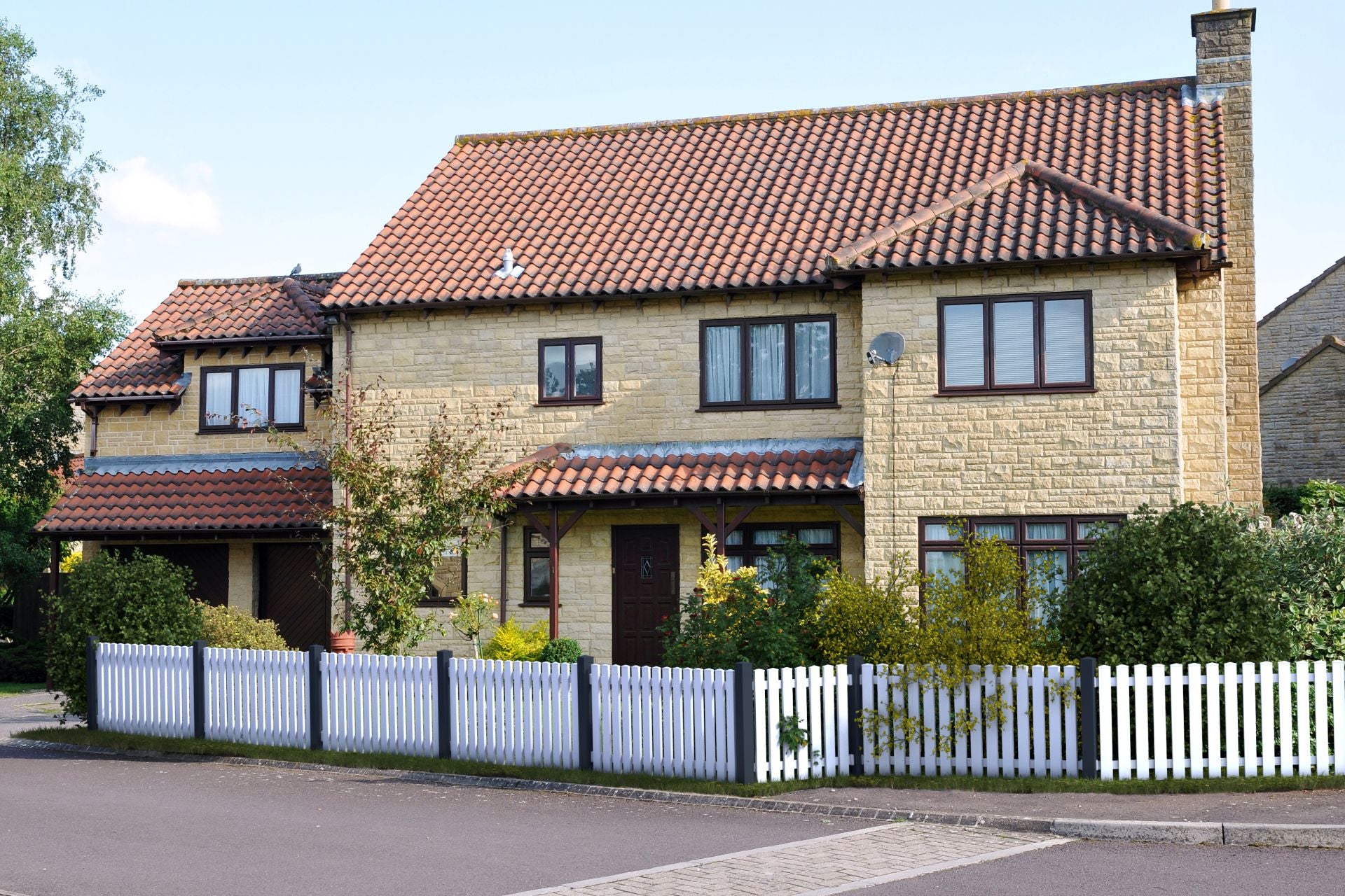 Vorgartenzaun gerade mit Pfosten anthrazit vor gelbem Haus