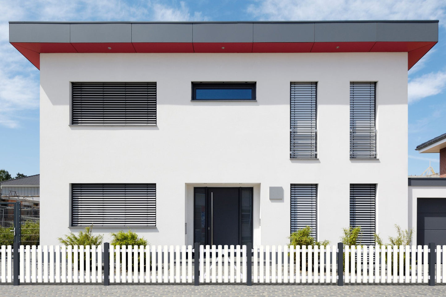 Vorgartenzaun gerade mit Pfosten anthrazit vor weißem Haus fromtal