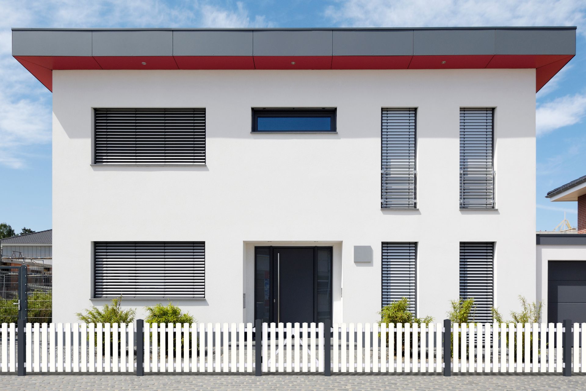 Vorgartenzaun gerade mit Pfosten anthrazit vor weißem Haus fromtal